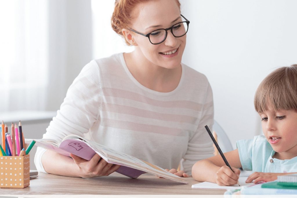 Método Montessori: 8 principios fundamentales que no conocías 6 ¿Cuál es el papel del adulto?